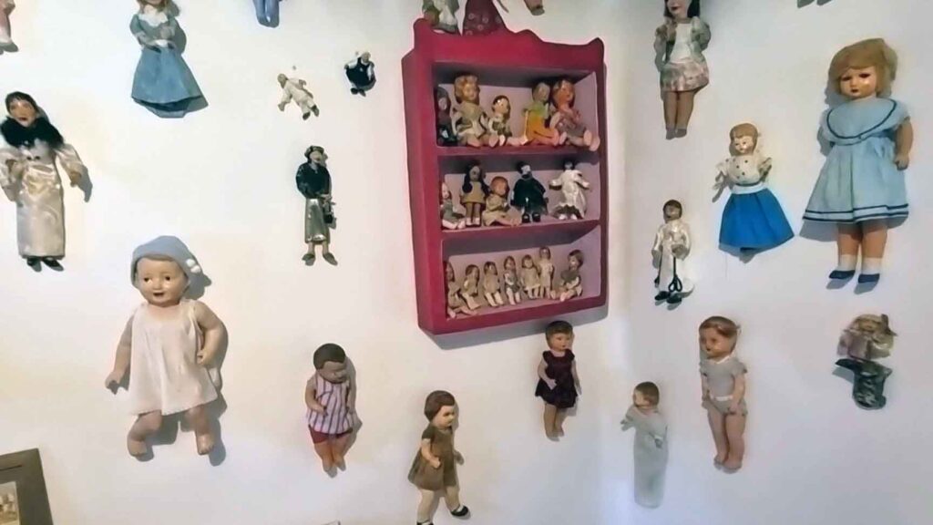 La colección del Museo de los Gurruminos.  Sala de la infancia 